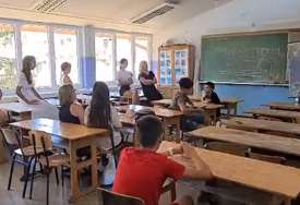 "Ovakvi ne izmiču stolicu učiteljici" Snimak na kojem đaci u učionici pjevaju krajišku pjesmu nikoga ne ostavlja ravnodušnim (VIDEO)
