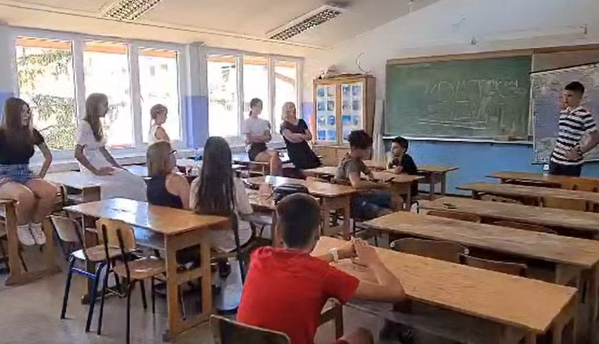 "Ovakvi ne izmiču stolicu učiteljici" Snimak na kojem đaci u učionici pjevaju krajišku pjesmu nikoga ne ostavlja ravnodušnim (VIDEO)
