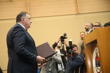 "Nikada nikome nećemo biti podanici i klimoglavci" Dodik položio zakletvu za predsjednika Srpske, opozicija napustila skupštinsku salu (FOTO)