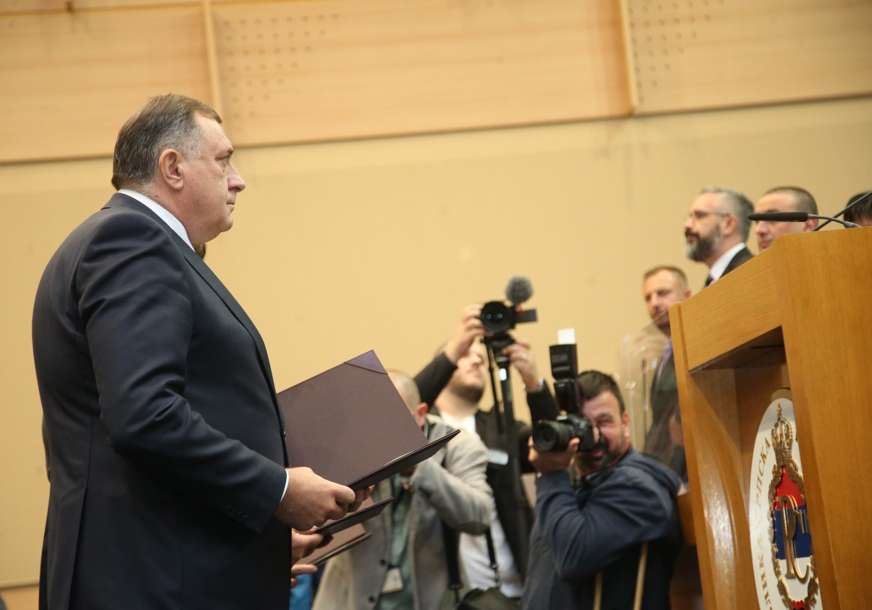 "Nikada nikome nećemo biti podanici i klimoglavci" Dodik položio zakletvu za predsjednika Srpske, opozicija napustila skupštinsku salu (FOTO)