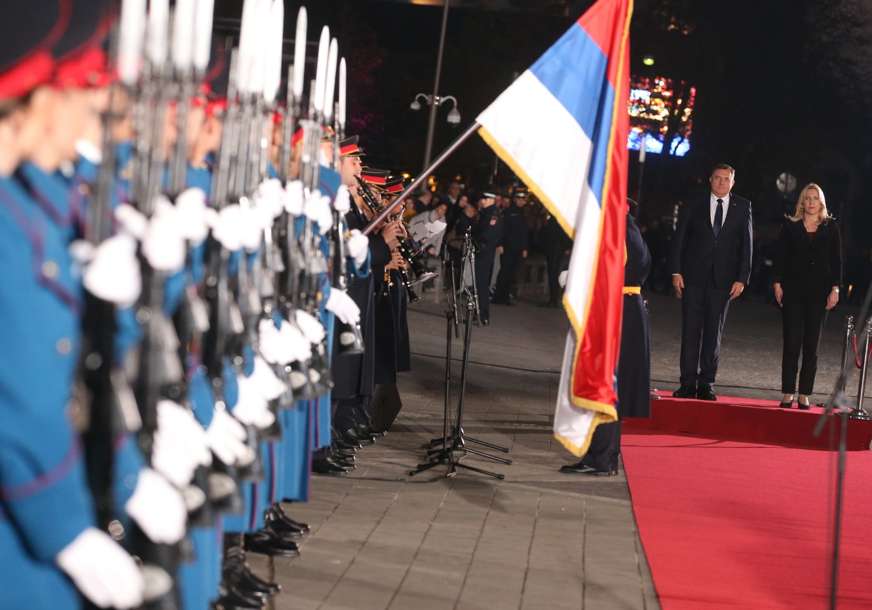 Crveni tepih, počasni vod, orkestar: Cvijanovićeva predala dužnost Dodiku (FOTO)