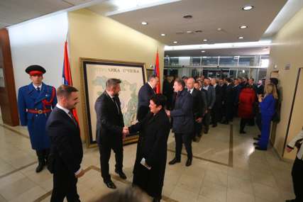 NOVINARI OSTALI ISPRED SALE Brojni gosti na prijemu kod Dodika povodom stupanja na dužnost predsjednika Srpske (FOTO)