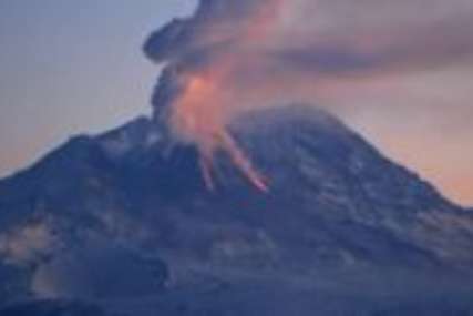 Aktivnost uslijedila poslije zemljotresa: Na Kamčatki proradila dva vulkana, izbacuju užarenu lavu (VIDEO)