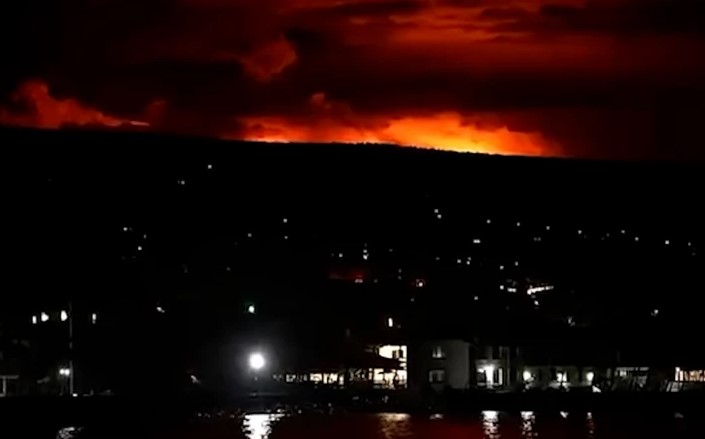 "Budite spremni na najgore!" Najveći vulkan na svijetu izbacuje lavu 60 metara u vis, vlasti najavljuju i evakuaciju (VIDEO)