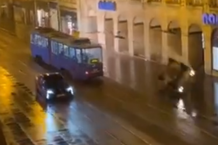 Filmska scena u centru Zagreba: Automobil se prevrnuo nakon sudara sa tramvajem (VIDEO)