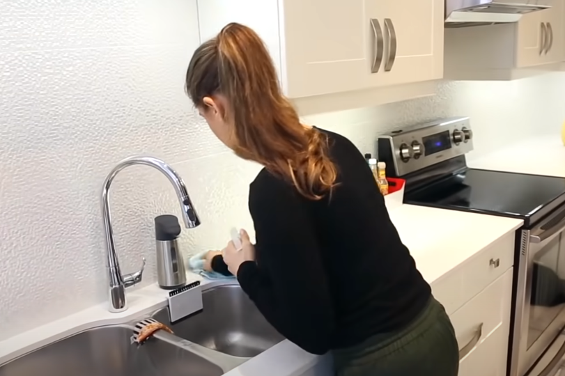 žena čisti sudoper