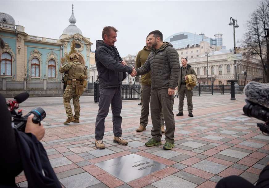 Treći put posjećuje Ukrajinu: Šon Pen Zelenskom poklonio Oskara