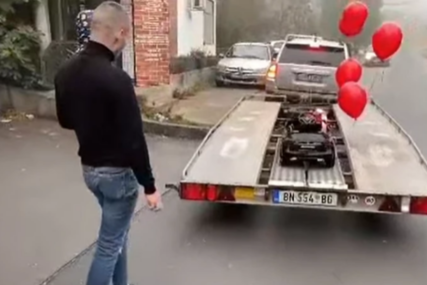 Mali auto na velikom šlepu: Tata ispunio sinu rođendansku želju, a komentari ne prestaju (VIDEO)