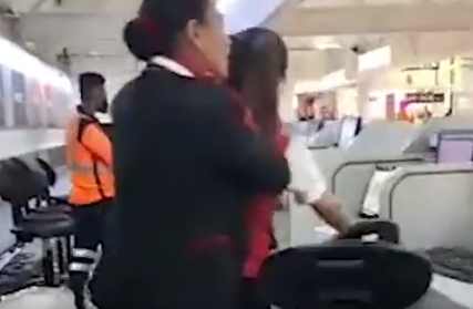Video snimak se širi mrežama: Žena zakasnila na let, pa pesnicama počela udarati radnicu (VIDEO)