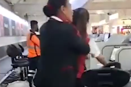 Video snimak se širi mrežama: Žena zakasnila na let, pa pesnicama počela udarati radnicu (VIDEO)
