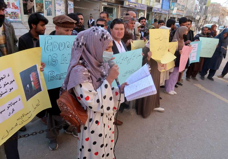 Talibani krenuli suzavcem na žene: Protestovale zbog zabrane pohađanja univerziteta (FOTO)