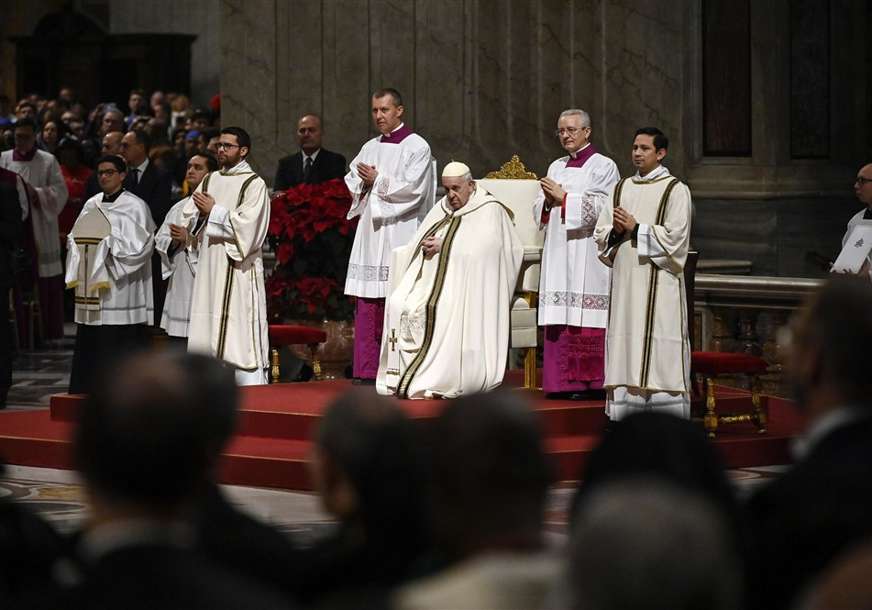 Papa Franjo predvodi misu za katolički Badnjak
