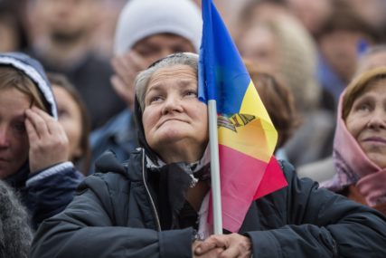 žena drži zastavu moldavije