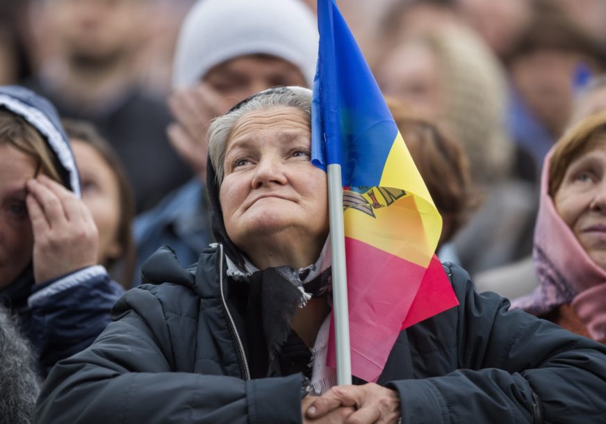 žena drži zastavu moldavije