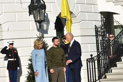 "Američka pomoć nije milostinja" Zelenski Kongresu SAD poklonio ukrajinsku zastavu sa potpisima branioca Bahmuta (VIDEO)