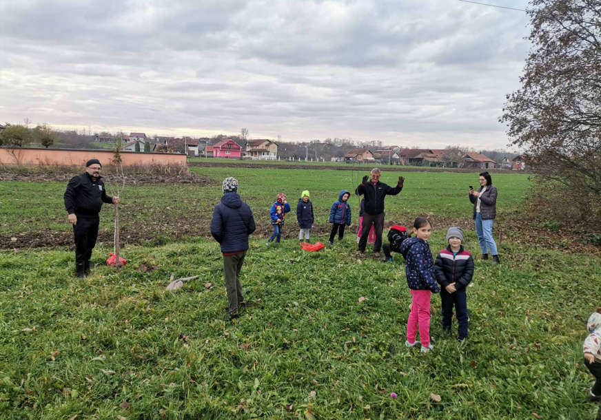 Velika ekološka akcija u Bijeljini: Kod molitvišta u Glogovcu zasađene breze, lipe i japanske trešnje (FOTO)