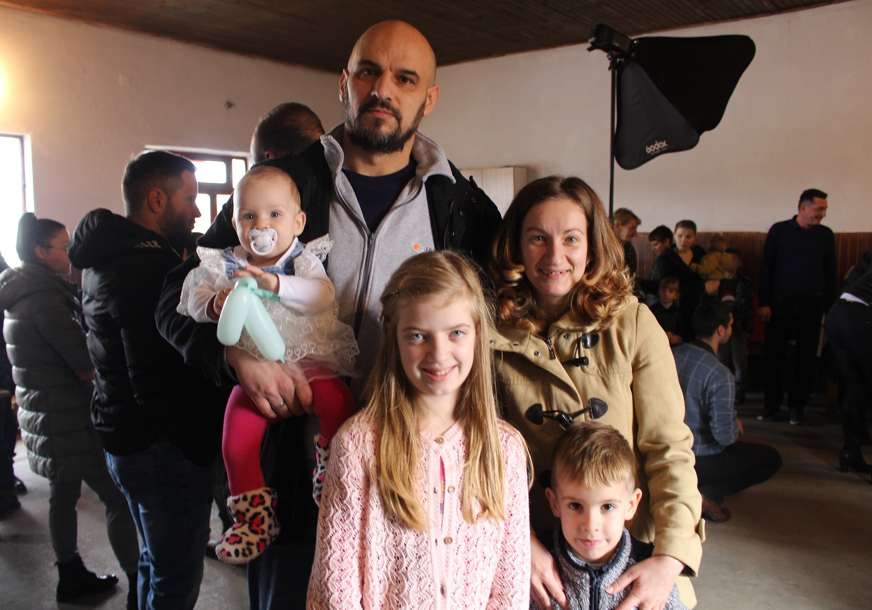 Lijepe priče iz Gašnice: Susret dvije porodice, sa 5 djece, u zavičaju njihovih roditelja (FOTO)