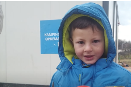 Bosonogom dječaku vraćen osmijeh na lice: Od humanih ljudi dobio zimsku obuću, ali hrane nema dovoljno (VIDEO)