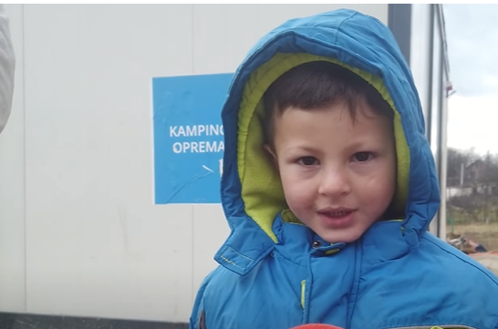 Bosonogom dječaku vraćen osmijeh na lice: Od humanih ljudi dobio zimsku obuću, ali hrane nema dovoljno (VIDEO)