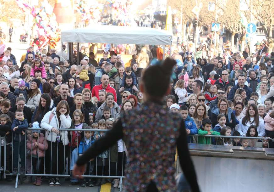 Klinci će prvi dočekati Novu godinu: Proslava počela u centru grada, lijepo vrijeme okupilo i one starije (FOTO)