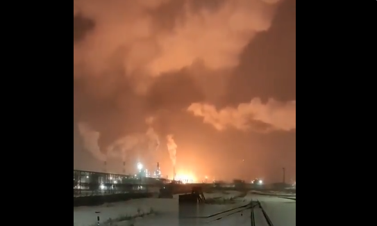 MISTERIOZNA EKSPLOZIJA U SIBIRU Gori rafinerija koja proizvodi gorivo za rusku vojsku (VIDEO)