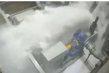 Eksplodirao ventil na pumpi: Radnik se spasao u poslednji čas (VIDEO)