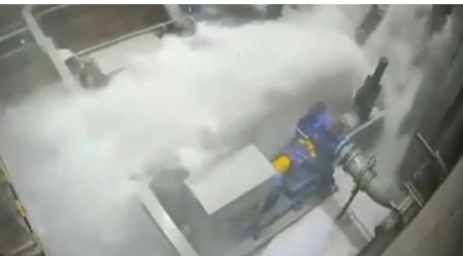 Eksplodirao ventil na pumpi: Radnik se spasao u poslednji čas (VIDEO)