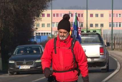 Granični policajci Envera opremili hranom i pićem:  Beganović iz Austrije pješke ide ka Meki, ne smetaju mu niske temperature, a ni snijeg
