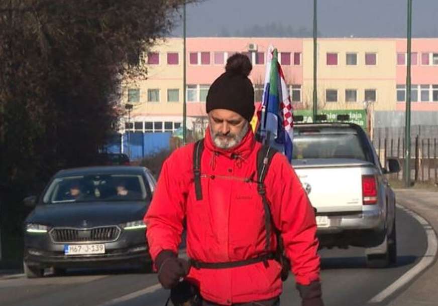 Prešao više od 1.000 kilometara, trenutno je u Sarajevu: Enver Beganović iz Austrije pješke ide ka Meki, dočekuju ga zagrljajima, neki i zaplaču