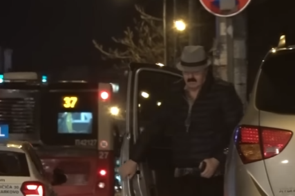 TRENUTAK NEPAŽNJE Ovako Haris Džinović izgleda bez šešira (VIDEO)