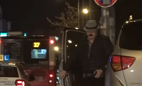 TRENUTAK NEPAŽNJE Ovako Haris Džinović izgleda bez šešira (VIDEO)