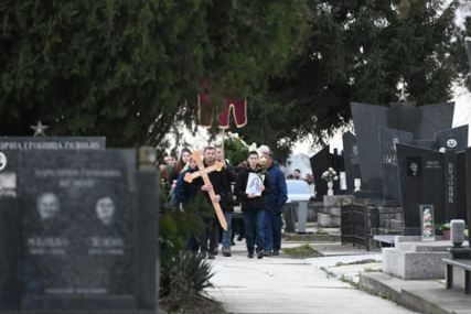 Neutješni roditelji jecaju od tuge: Ivana čije su tijelo pronašla braća, sahranjena u rodnom mjestu (FOTO)