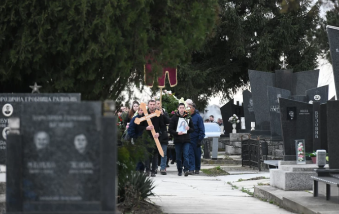 Neutješni roditelji jecaju od tuge: Ivana čije su tijelo pronašla braća, sahranjena u rodnom mjestu (FOTO)