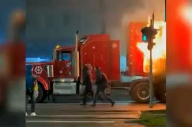 Nasred ulice: Zapalio se božićni kamion Koka-Kole (VIDEO)