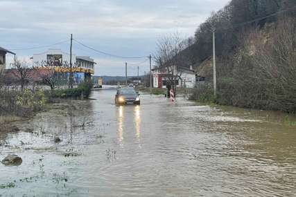Dramatično u Kostajnici : Goropadna Una poplavila više naselja, putevi i dalje pod vodom (FOTO,VIDEO)