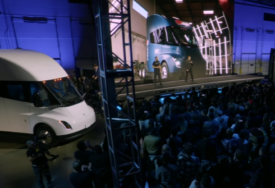 "Izgleda kao da je došao iz budućnosti" Tesla predstavila svoj prvi kamion na baterije (VIDEO)