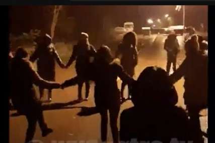 KOLO KOD BARIKADA Srbi na sjeveru Kosmeta okupljeni oko logorskih vatri (VIDEO)