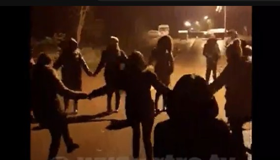 KOLO KOD BARIKADA Srbi na sjeveru Kosmeta okupljeni oko logorskih vatri (VIDEO)