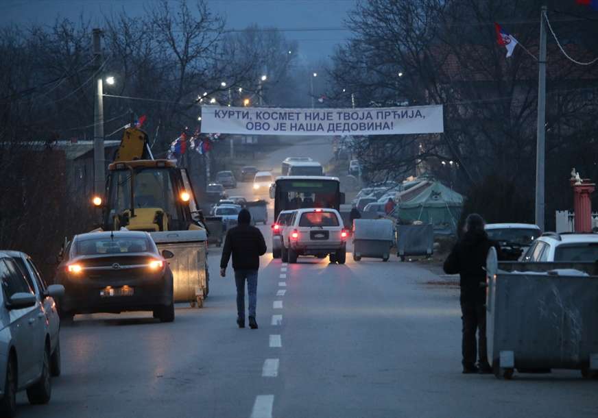Saobraćaj na Kosovu ponovo funkcioniše: Put kod Rudara oslobođen od barikada