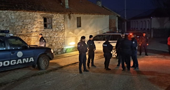 "Situacija je incidentna"  Porodica Petrović i mještani Hoče noć proveli stražareći