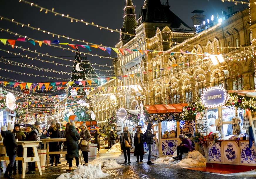 Bogata rasvjeta i ukrasi: Moskva uoči praznika izgleda čarobno (FOTO)