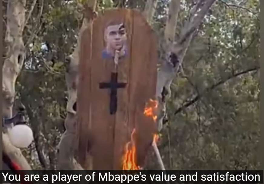 Poslije golmana vrijeđaju ga i navijači Argentine: Spaljen kartonski kovčeg sa likom Mbapea (VIDEO)