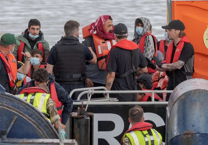 Ima i žrtava: Čamac sa migrantima potonuo u Lamanšu