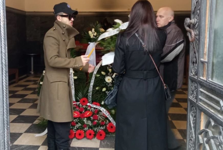 Crvene ruže za unuka od bake i djeda: Danas sahrana Milana Radulovića Laće, tužne poruke ispisane na vijencima