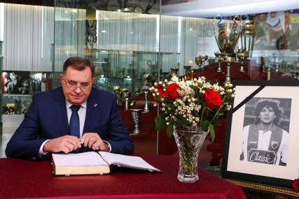 Dodik se upisao u knjigu žalosti "Trebamo biti ponosni što smo živjeli u vremenu Siniše Mihajlovića" (FOTO)
