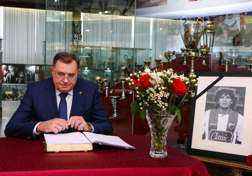 Dodik se upisao u knjigu žalosti "Trebamo biti ponosni što smo živjeli u vremenu Siniše Mihajlovića" (FOTO)