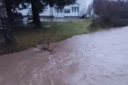 Poplavljen i lokalni put: Teška noć čeka i mještane Mišinog Hana (FOTO)