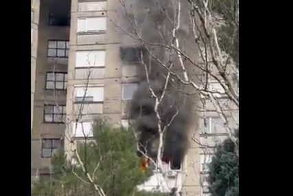POŽAR U MOSTARU Gori stan, vatrogasci izvlače stanare (VIDEO)