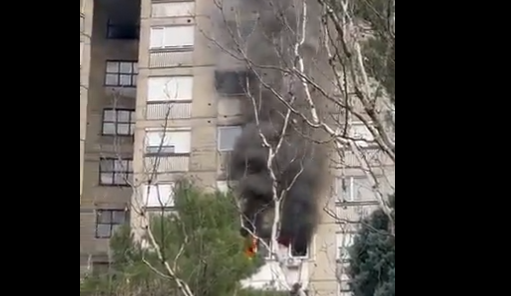 Ljekarsku pomoć zatražila 4 vatrogasca: Požar u potpunosti uništio stan u Mostaru
