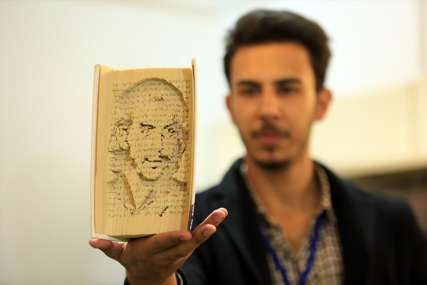 NEOBIČAN TALENAT Irački umjetnik "gravirajući" likove poznatih ličnosti daje život starim knjigama